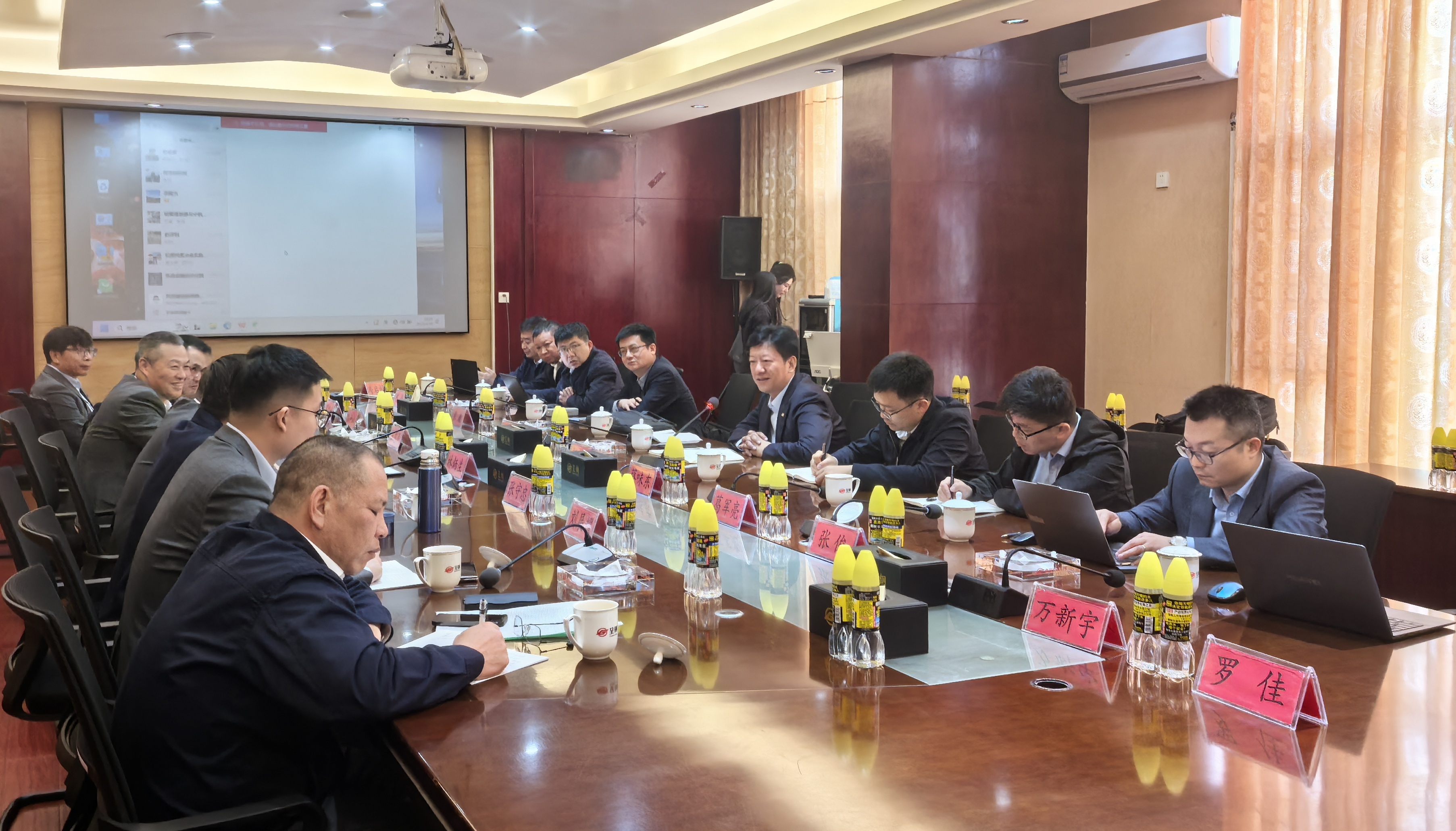 中国钢研与云南呈钢集团开展合作交流洽谈